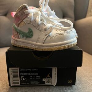 Jordan 1 Mid SE White and Green Sneakers